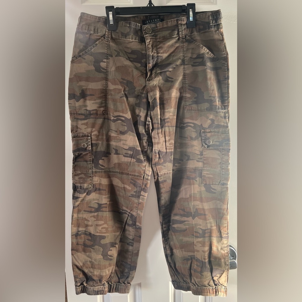 Sanctuary women’s cropped Camo Cargo Pants - Brown/Green